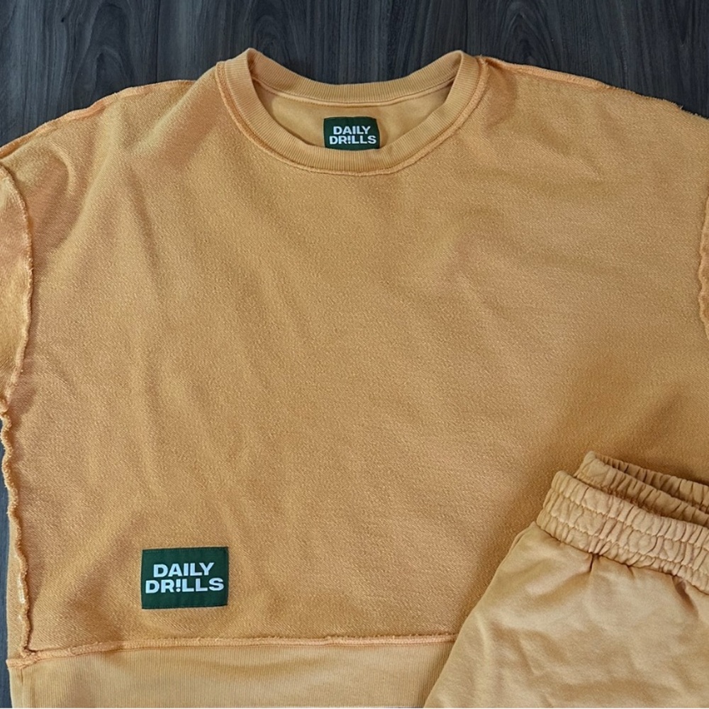 DAILY DRILLS Tajín cropped sweatshirt ￼